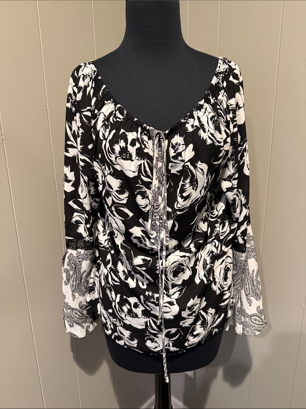 B44 White House Black Market Women’s 8 Black and White Floral Peasant Tunic